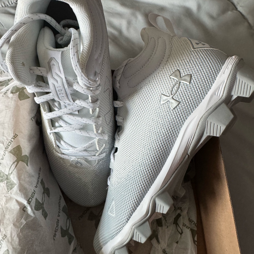 Under Armour Light Gray Sports Cleats